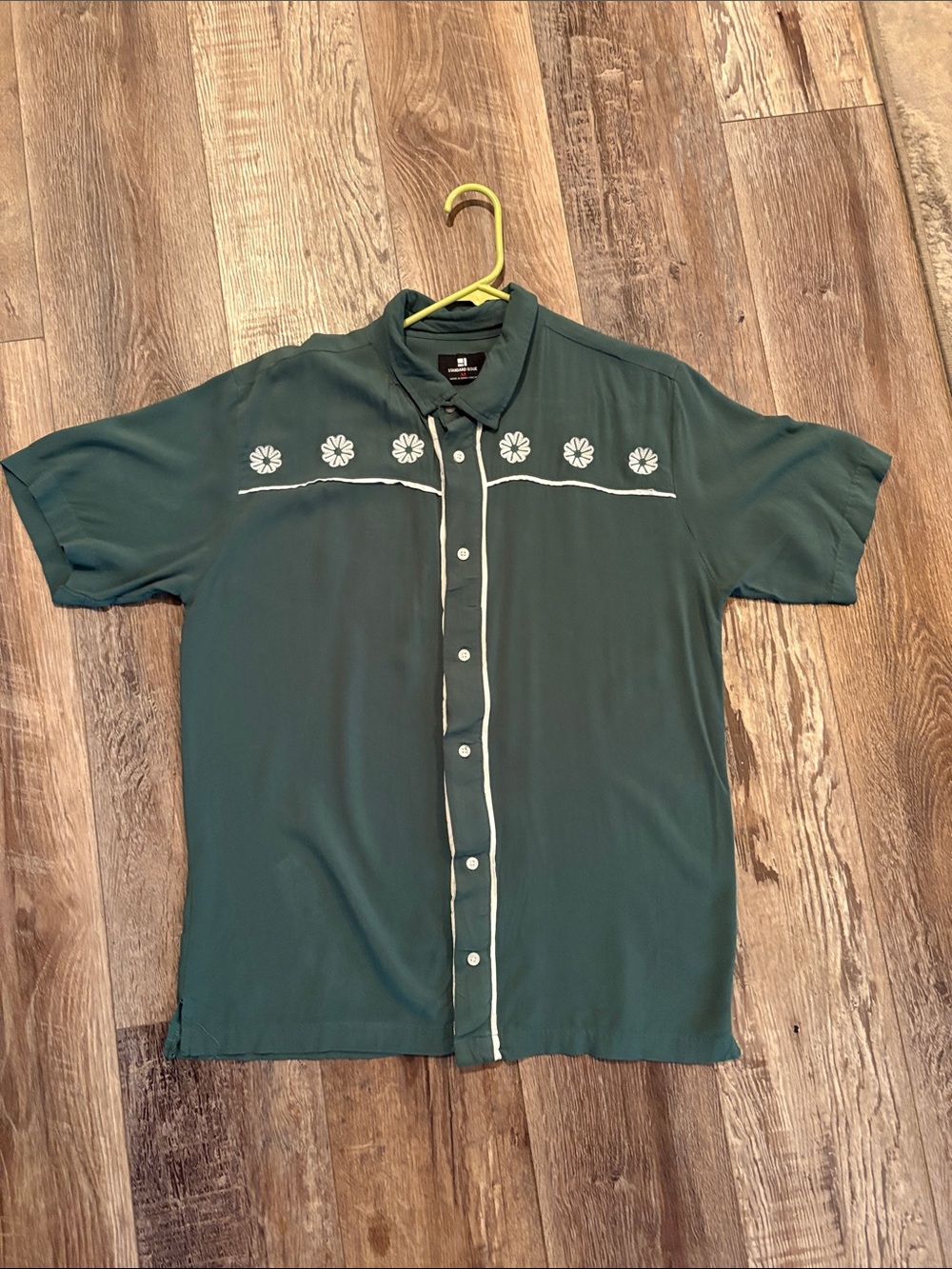Standard Issue Short Sleeve Green ButtonUp Shirt w/Embroidered Daisies

Size M